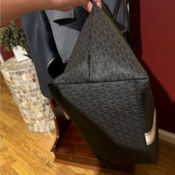 MICHAEL KORS TRAVEL LARGE TOP ZIP TOTE - Picture 4 of 14